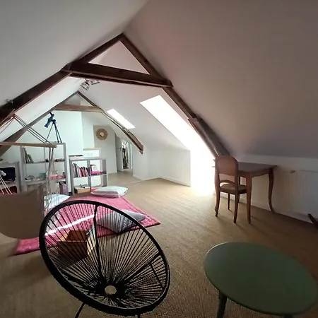 La Maison De Theophile بيت للعطل